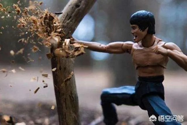 李小龙在电影中决斗时双腿不断跳动，在实战中真的有用吗？有什么科学依据？