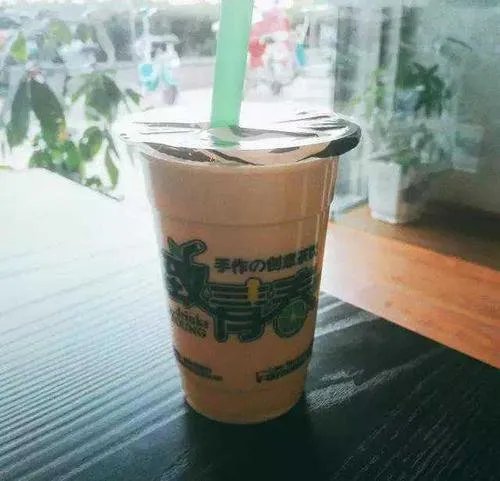 六旬教授喝秋天第一杯奶茶进医院，到底发生了什么？