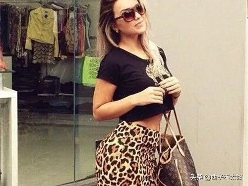 豹纹裙子怎么搭配上衣?