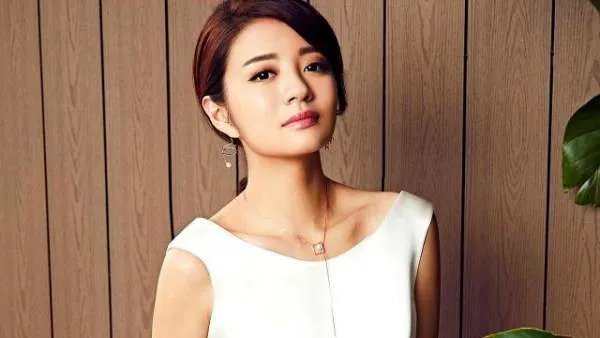 安以轩产后首现身，升级当妈的安以轩身材苗条，身体恢复得很好你羡慕吗？