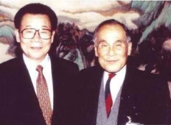 他创办了两家大银行，死后裸捐给国家2千亿，如今他儿子过得怎样？