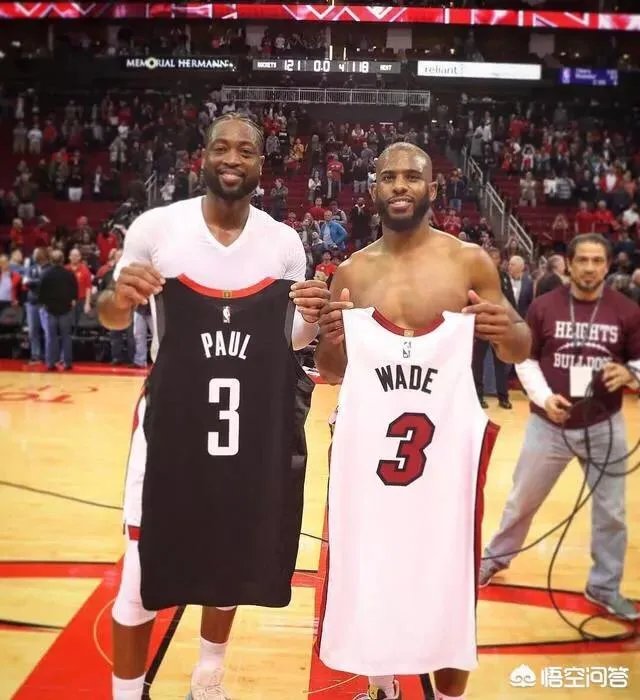 保罗与韦德交换球衣，保罗不小心拿反了，韦德将其纠正，你怎么看这对兄弟？