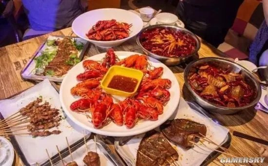 摸鱼5分钟：茶颜悦色英文名被指打擦边球 晚7点后吃饭都算夜宵？