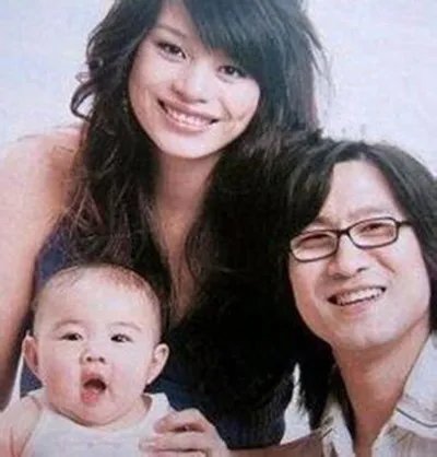 章子怡晒女满月照片啦 幸福美满的一家人