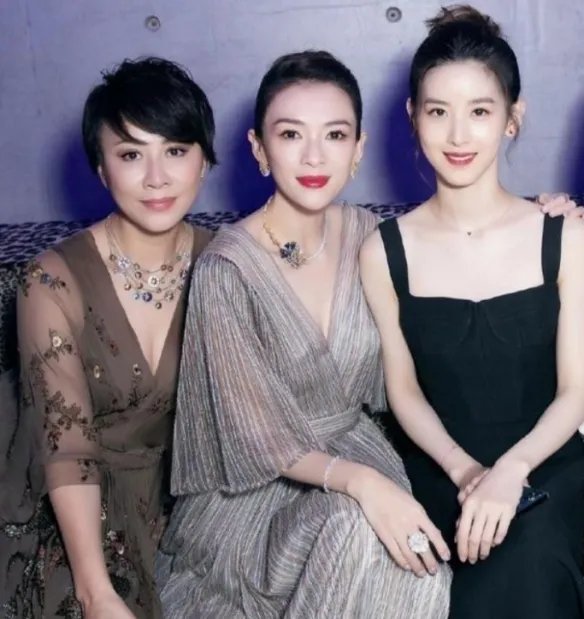 章泽天现身巴黎时装周照片曝光！妆容精致状态不错！