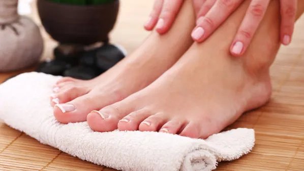 脚趾甲发白怎么办