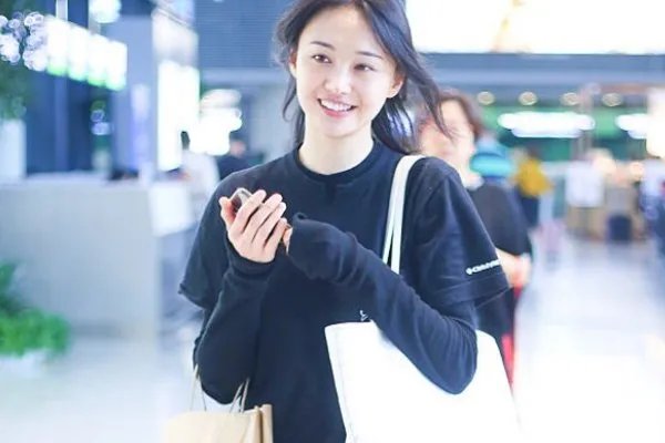 张恒称与郑爽对视五秒以上就会害羞，他们之间都有哪些甜蜜互动？