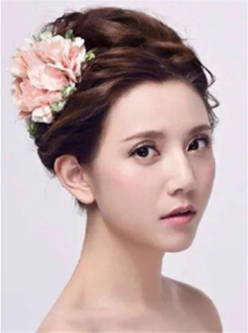新娘时尚发型图片2017  新娘盘什么发型更时尚