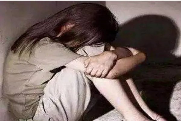 女孩凌晨乘出租车遇害案开庭， 女孩乘坐出租车、网约车应该注意哪些事情？