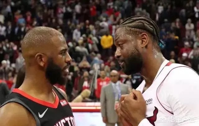 保罗与韦德交换球衣，保罗不小心拿反了，韦德将其纠正，你怎么看这对兄弟？