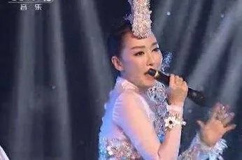 萨顶顶反拿话筒假唱 究竟是怎么回事