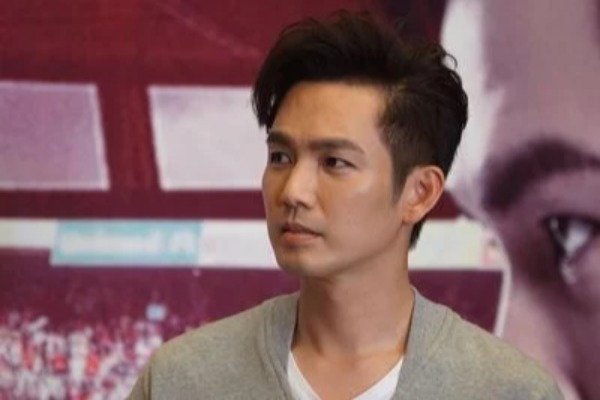 谭松韵走机场被粉丝送面粉,求给钟汉良“体面”,究竟是怎么回事?