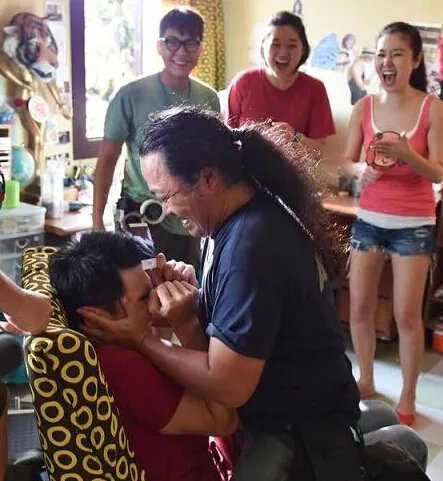 杨一展面对林心如的胸羞红脸不敢看 紧夹大腿隐藏生理反应