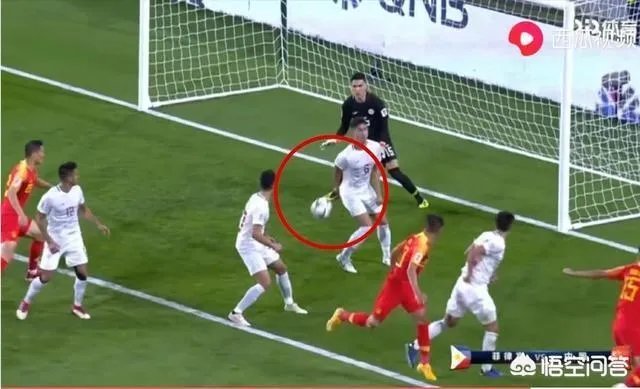 于大宝进球后，为什么菲律宾队员向裁判举手示意？中国队有人手球了吗？