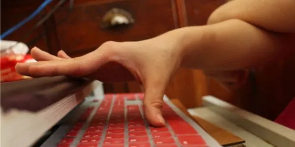 瘫痪作家一根手指敲出300万字，是什么支持他写下去的？