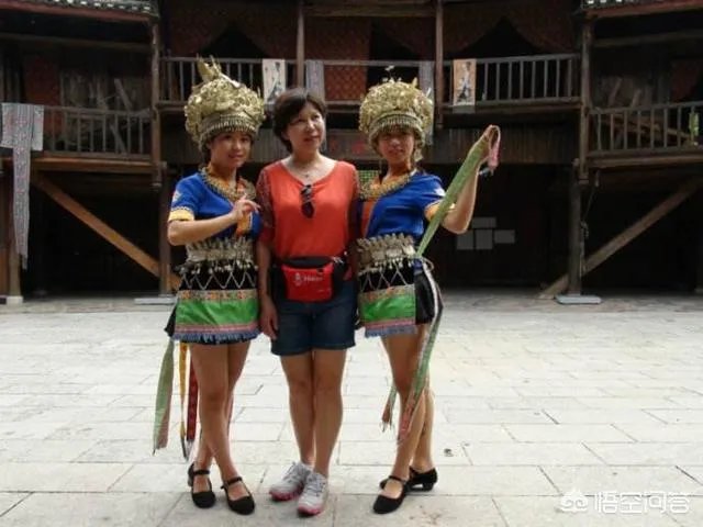 最近游三峡景区说是免费照相，可是取照片时却收15元，否则就不给你照片，你怎么看这种行为？