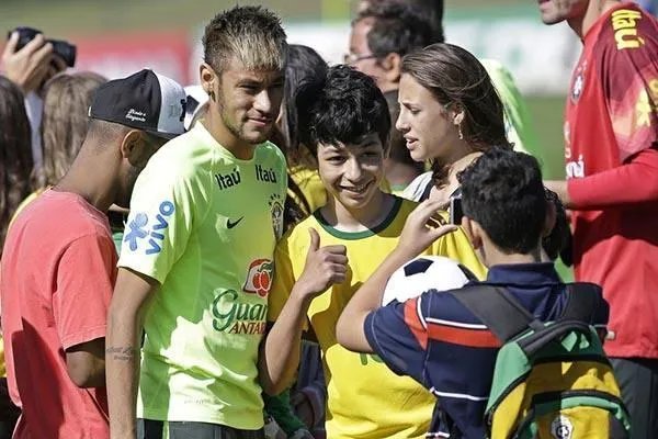 巴西02世界杯预选赛为什么打的那么差，那个时候巴西不是球星璀璨么？