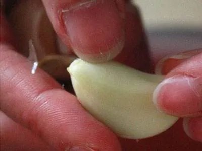 一颗大蒜含嘴里后奇迹发生了:大蒜治疗咽喉炎?