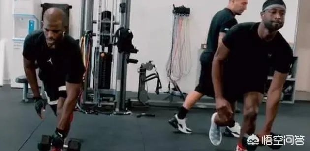 保罗与韦德交换球衣，保罗不小心拿反了，韦德将其纠正，你怎么看这对兄弟？