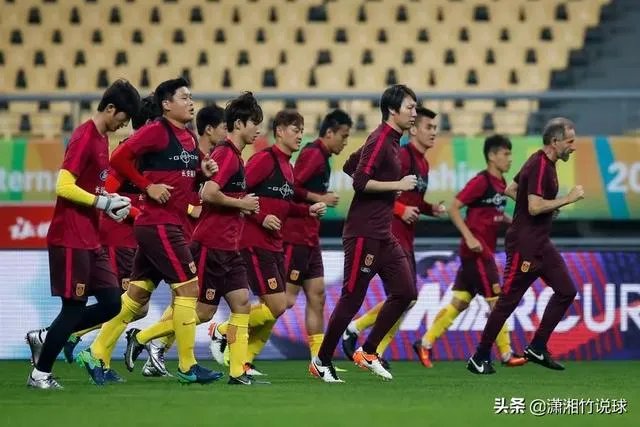 若国足打入2022年世预赛十二强赛的话，是不断前进好，还是锻炼新人，为未来做准备好呢？