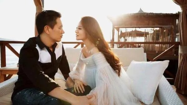 安以轩产后首现身，升级当妈的安以轩身材苗条，身体恢复得很好你羡慕吗？