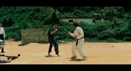 李小龙在电影中决斗时双腿不断跳动，在实战中真的有用吗？有什么科学依据？