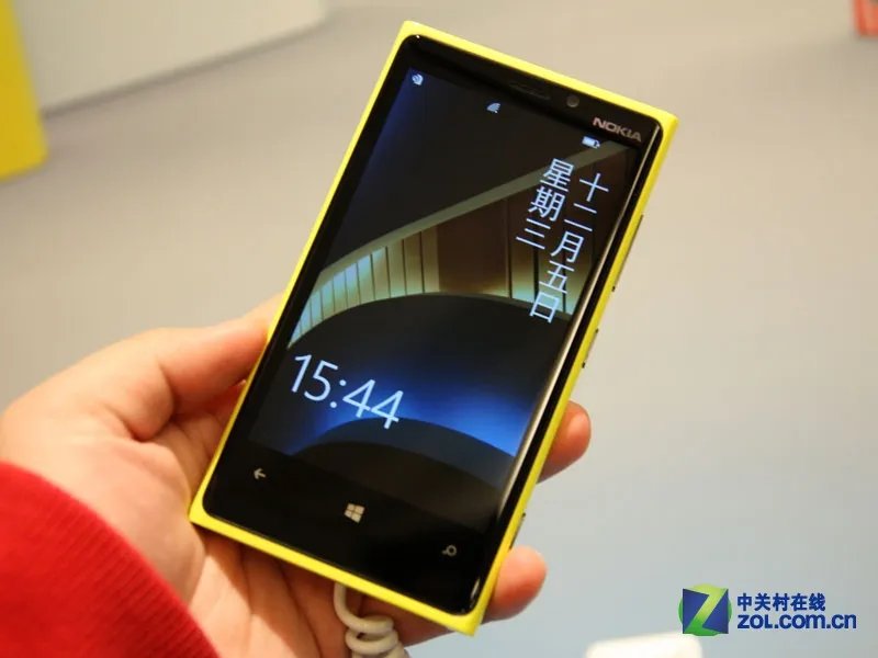 黑白红黄全都有 诺基亚920T全方位套图