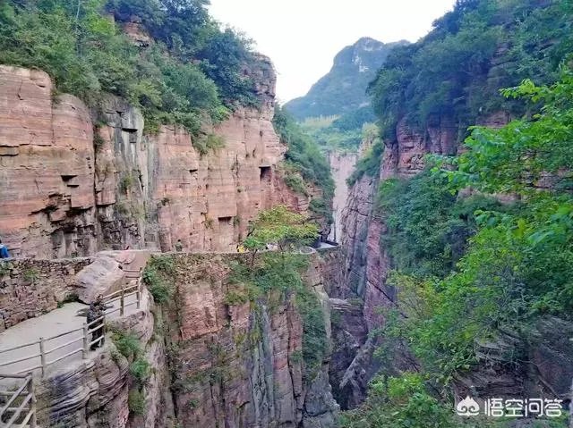 最近游三峡景区说是免费照相，可是取照片时却收15元，否则就不给你照片，你怎么看这种行为？