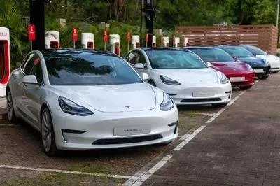 系统全球崩溃，市值蒸发4000亿，特斯拉是怎么了？