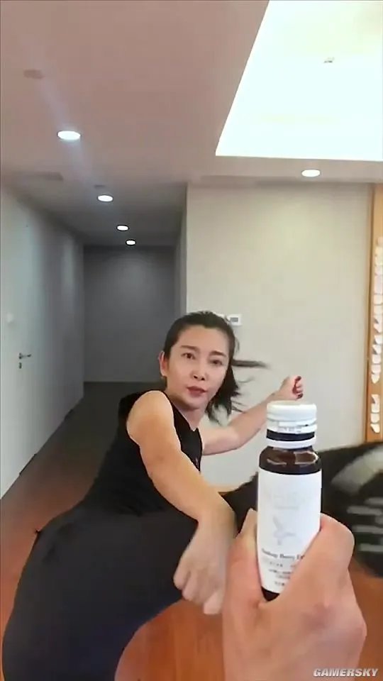 李冰冰大秀瓶盖挑战 转身一脚助手安然无恙狂赞Yes