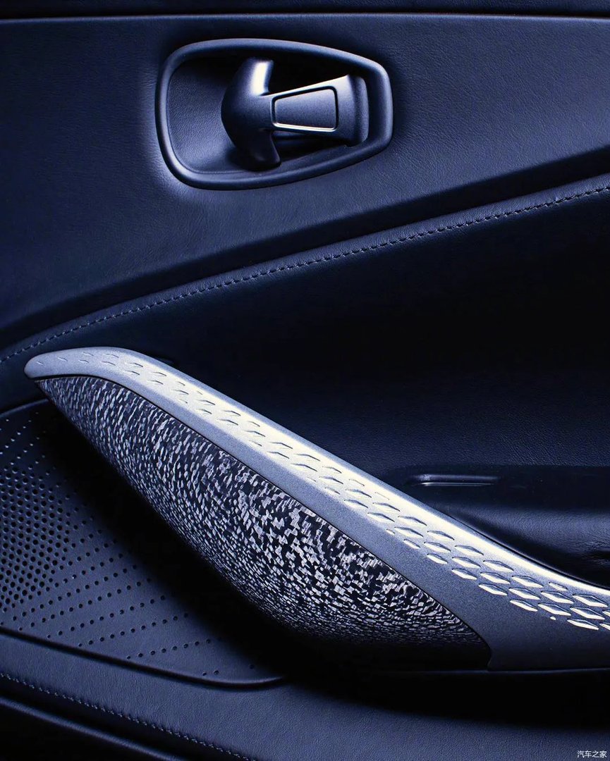 阿斯顿马丁旗下首款SUV——DBX黑色车身深夜秀身材，有品位的成功人士未来的新宠。