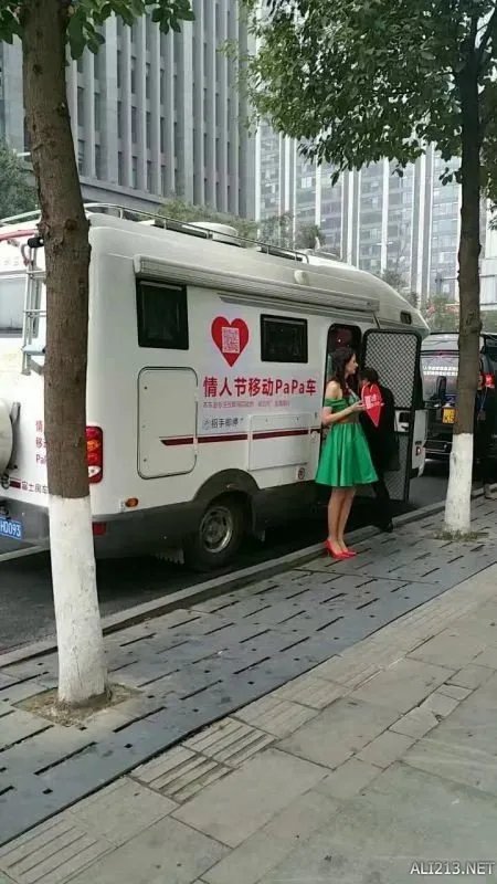 国内惊现情人节移动PaPa车 情侣特供车内气氛太污！