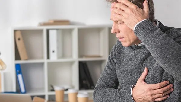 熬夜玩手机警惕心肌梗塞！哪些坏习惯会让心梗缠上年轻人？