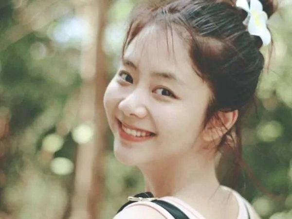 如何看待《向往的生活》里，何炅心疼谭松韵？