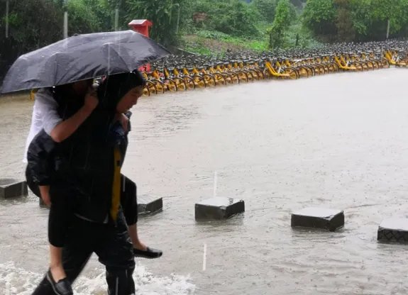 中央气象台继续发布暴雨橙色预警是怎么回事？
