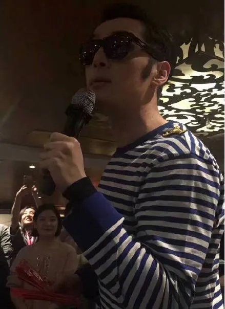 胡歌现身某公司年会 模仿猫王鬓角抢镜