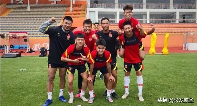 若国足打入2022年世预赛十二强赛的话，是不断前进好，还是锻炼新人，为未来做准备好呢？