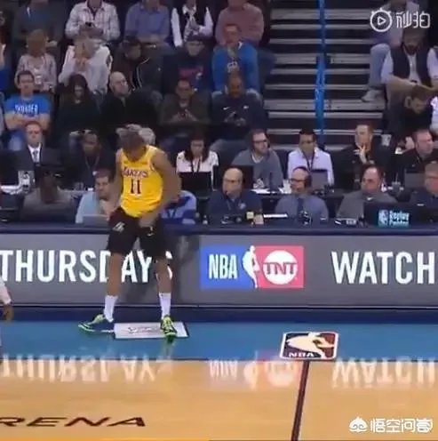 客场对阵雷霆比斯利替补上场，因穿错颜色的球裤，被裁判勒令下场更换。你怎么看？