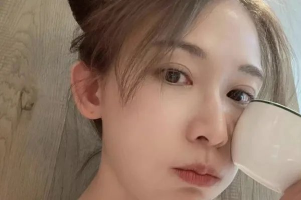 林志玲晒照皮肤白净细嫩，状态好是因为婚姻幸福吗？