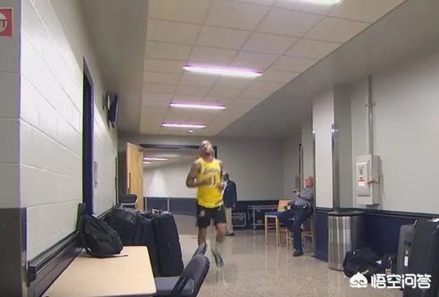 客场对阵雷霆比斯利替补上场，因穿错颜色的球裤，被裁判勒令下场更换。你怎么看？