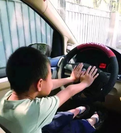 男童被锁校车内9小时身亡，期间他怎么求救过？