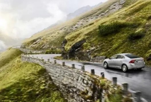 峨眉山景区附近道路两车相撞是怎么回事？