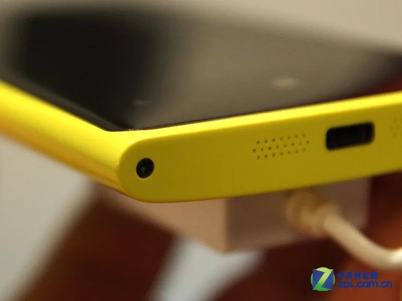 黑白红黄全都有 诺基亚920T全方位套图