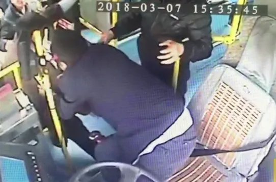 提醒乘客刷卡公交司机为何被打？
