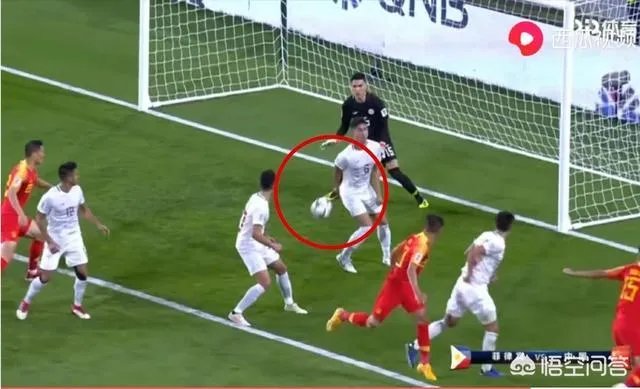 于大宝进球后，为什么菲律宾队员向裁判举手示意？中国队有人手球了吗？