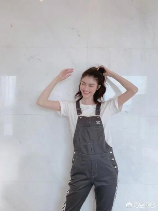 何穗红毯造型的突变，是受了奚梦瑶的影响吗？