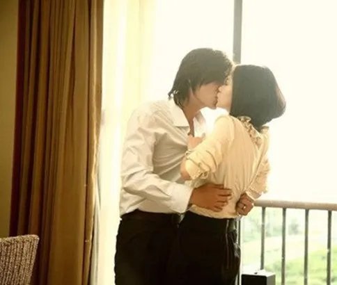 夏家三千金吻戏介绍 戚薇陈楚河饰情侣吻戏镜头频NG