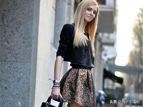 豹纹裙子怎么搭配上衣?