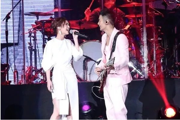 近日，杨丞琳晒李荣浩与柴犬对比图邀网友细品，李荣浩对此有何回应？