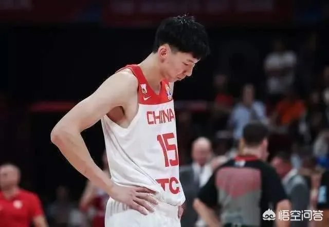 王哲林点赞央视批评自己的微博，而周琦点赞球迷为自己洗白的微博，你怎么看？